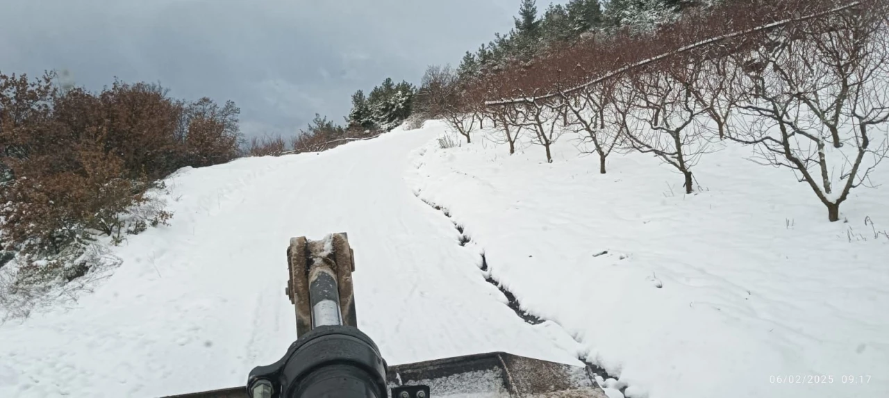 Osmaneli de kapanan köy yolları açılmak için ekipler seferber oldu
