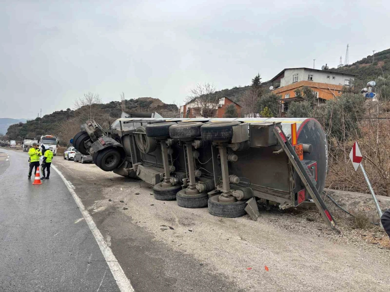 Osmaniye’de kontrolden çıkan tanker devrildi
