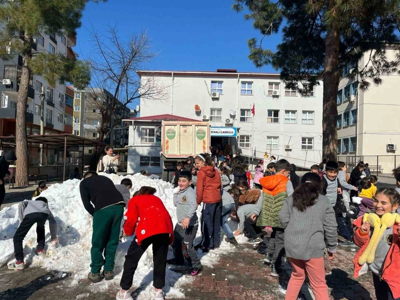 Osmaniye’de öğrencilerin kar heyecanı
