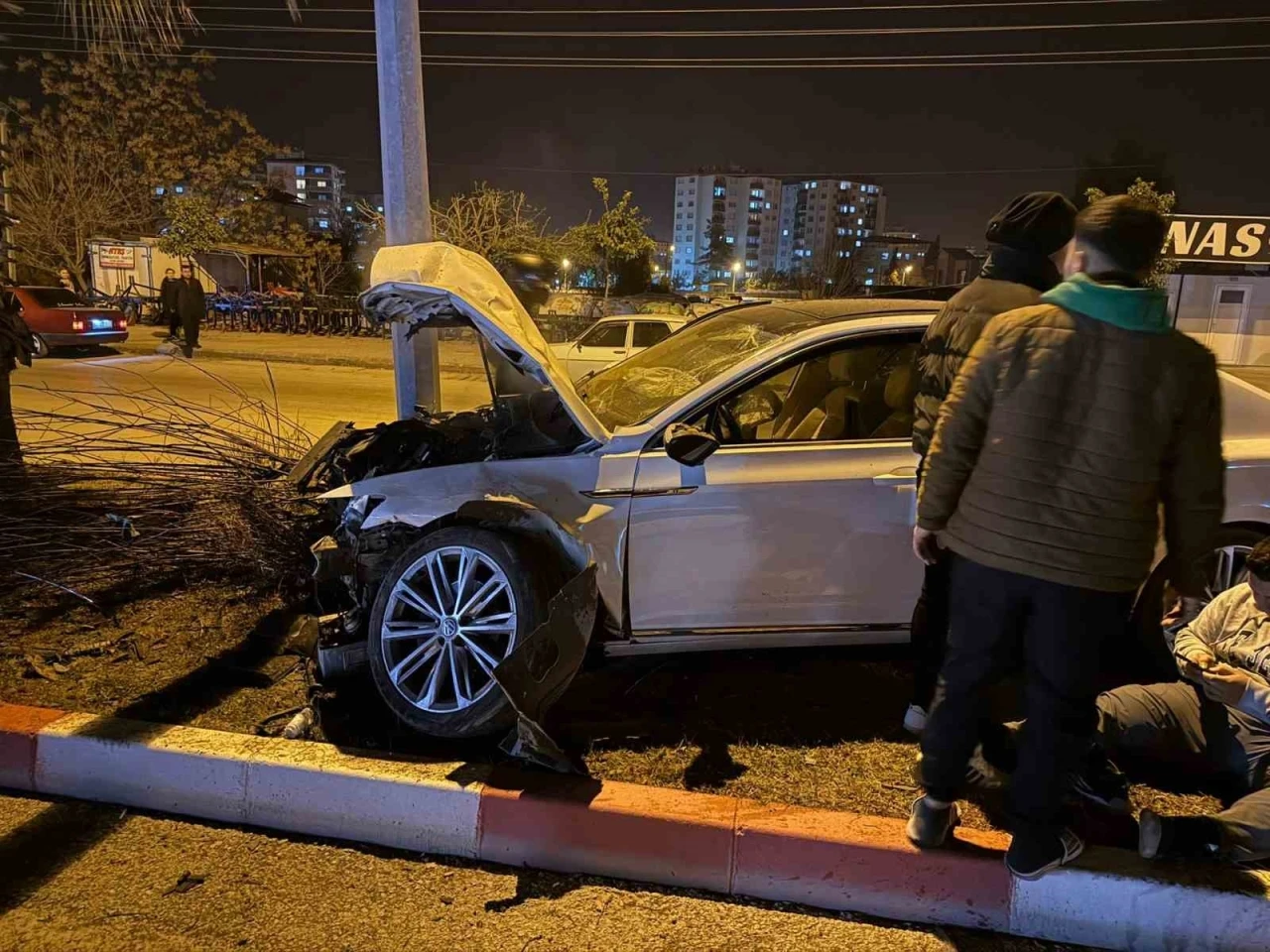 Osmaniye’de otomobil refüjdeki ağaca çarptı: 1 yaralı
