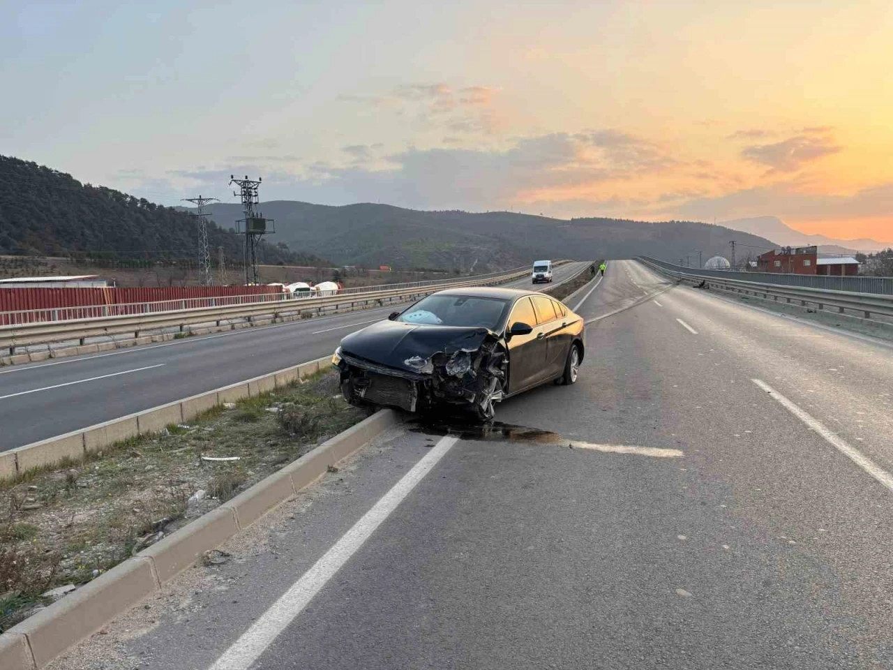 Osmaniye’de otomobil refüje çıktı: 1 yaralı
