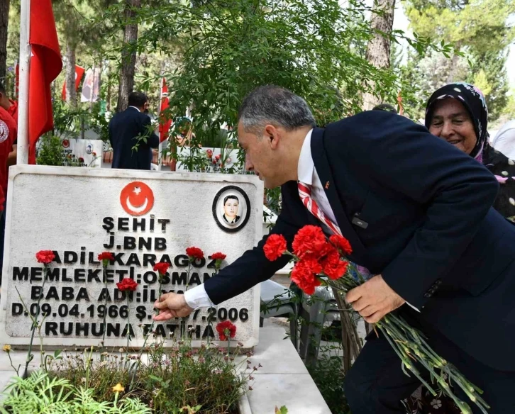 Osmaniye’de şehitler ile depremde hayatını kaybedenlerin kabri ziyaret edildi
