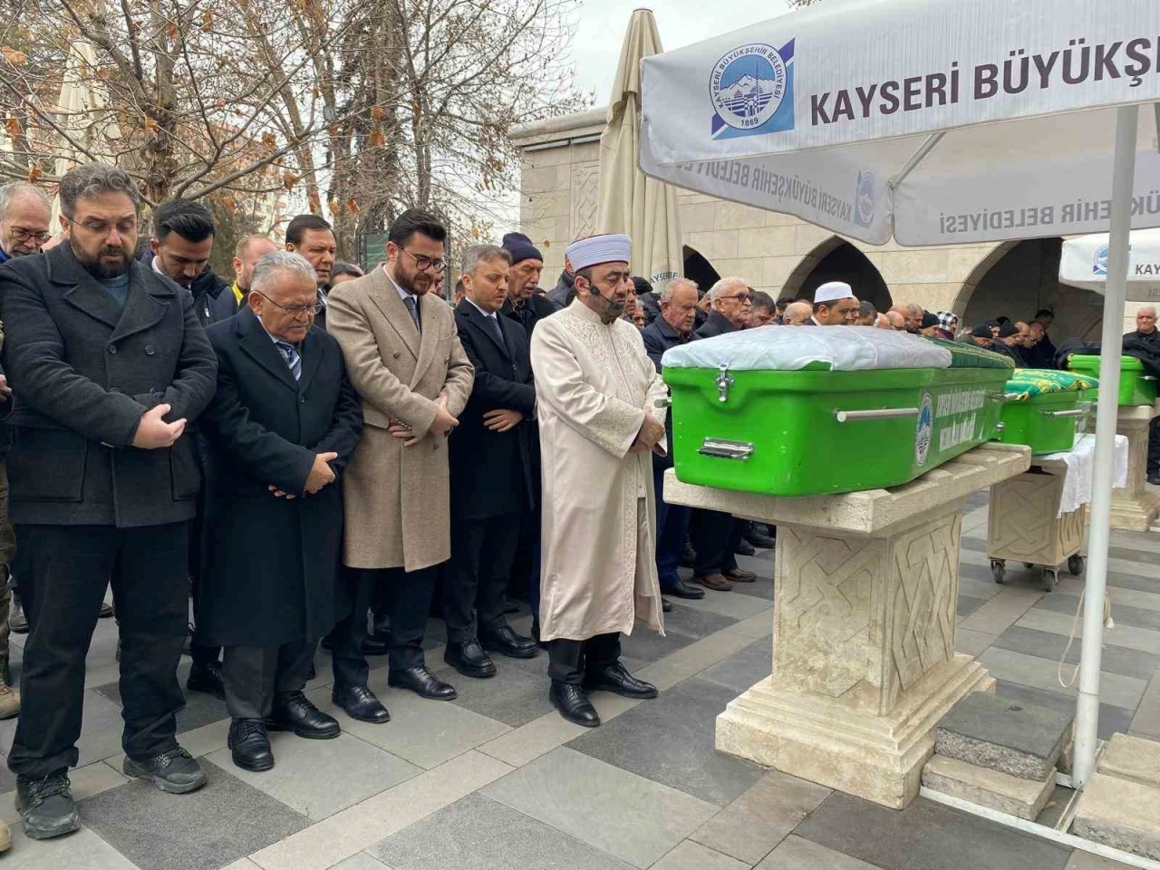 Otel yangınında hayatını kaybeden Kayserili kadın toprağa verildi
