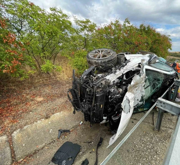 Otobanda bariyere çarpan otomobil yan yattı: 4 yaralı
