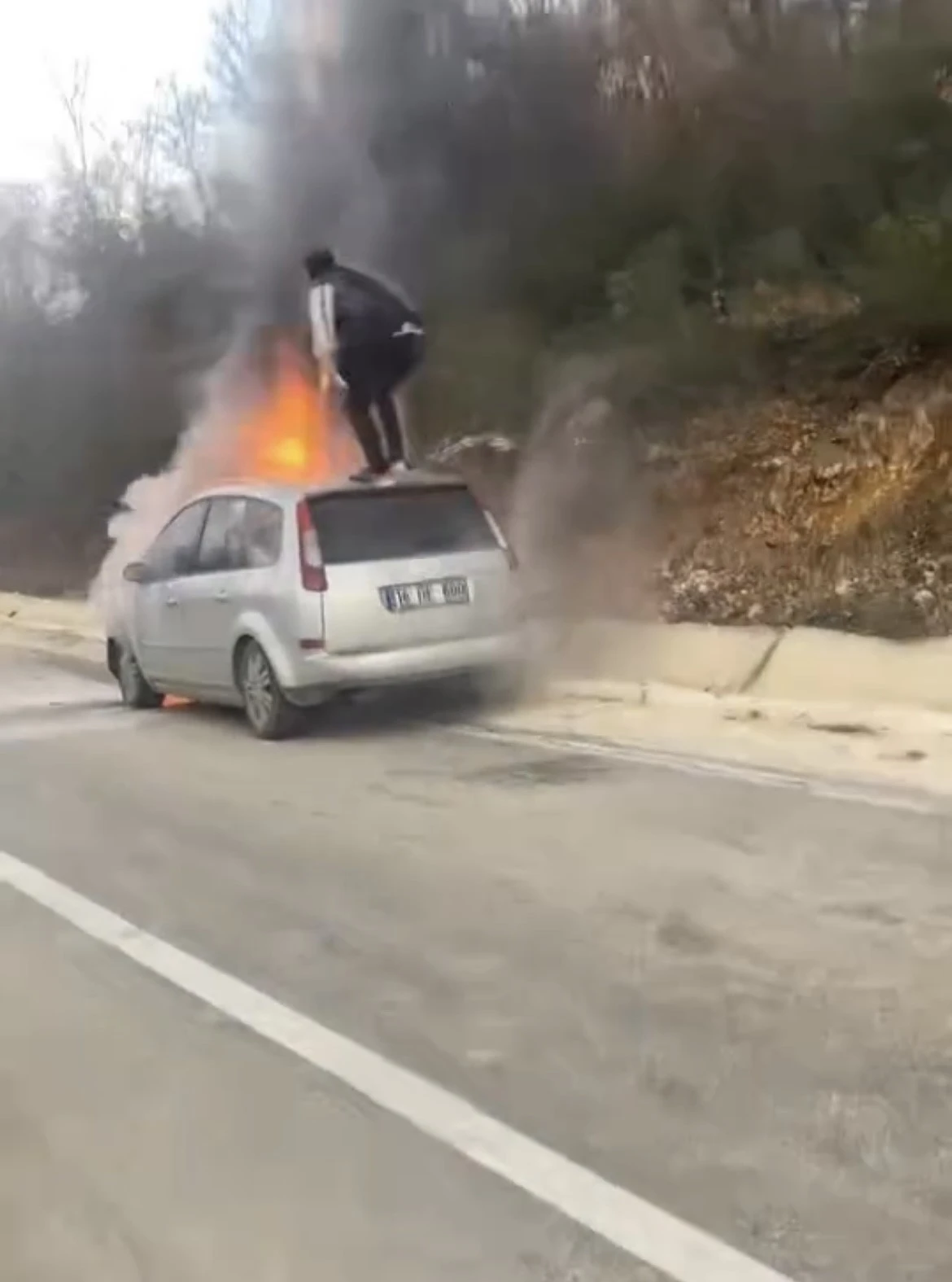 Otomobil alev topuna döndü, canını hiçe sayıp yangını söndürmeye çalıştı
