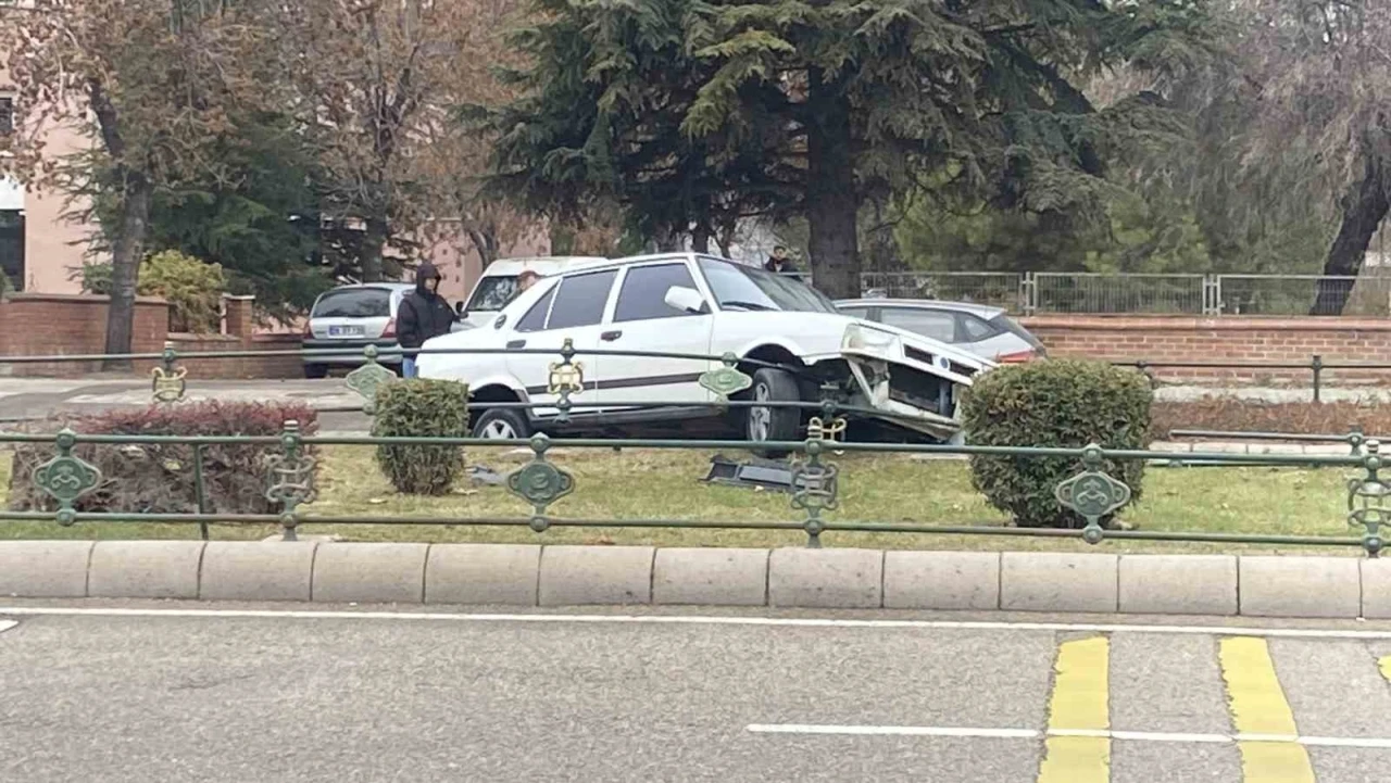 Otomobil bariyerlere çarpıp refüje çıktı
