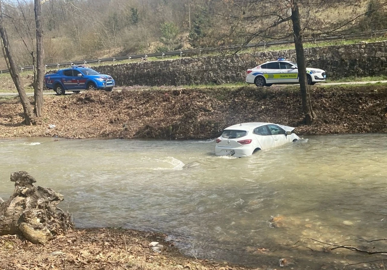 Otomobil dereye uçtu 2 kişi yaralı
