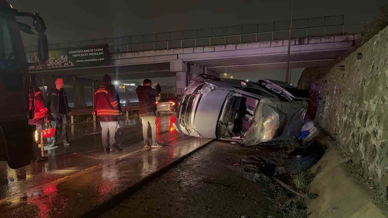 Otomobil ile çarpışan hafif ticari araç yan yattı: 5 yaralı
