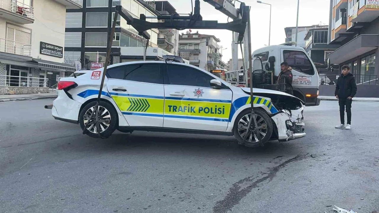 Otomobil ile polis aracı çarpıştı: 1’i çocuk 4 yaralı
