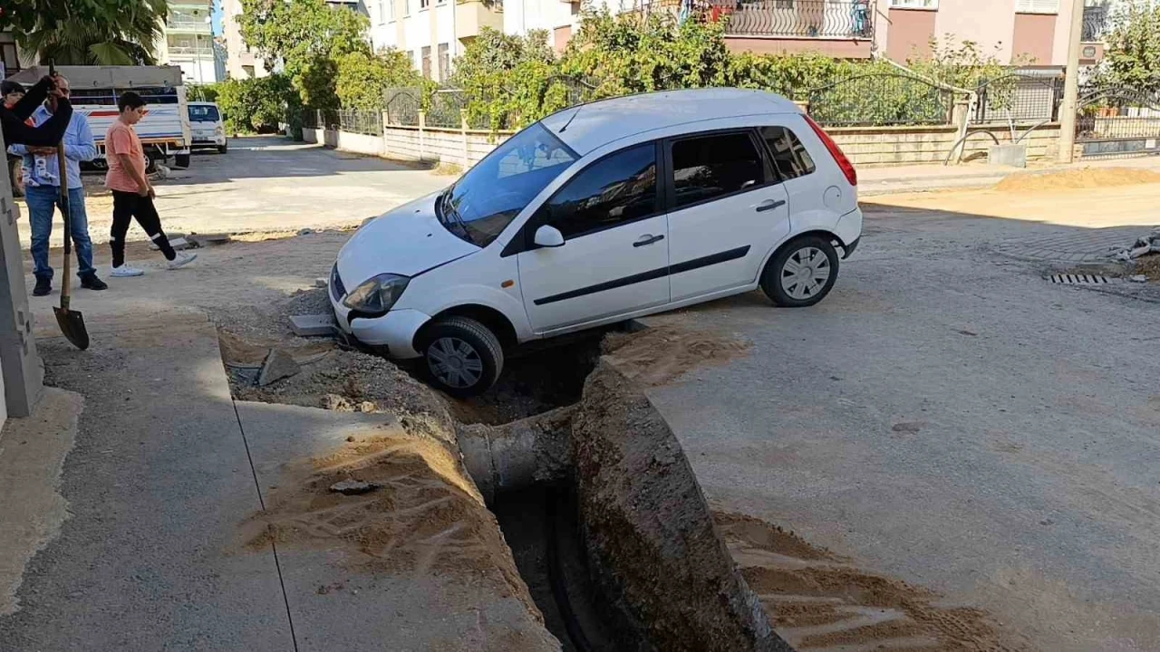 Otomobil kazılan çukura düştü
