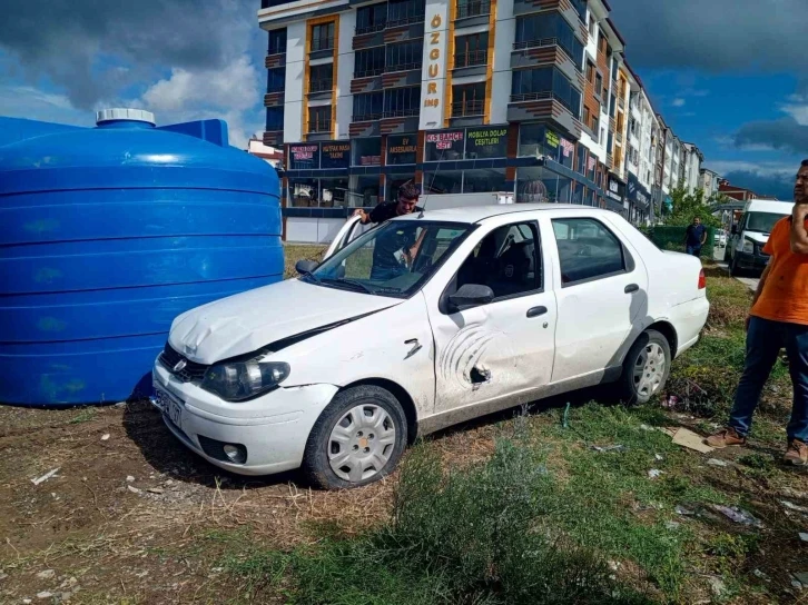 Otomobil su tankına çarptı: 1 yaralı
