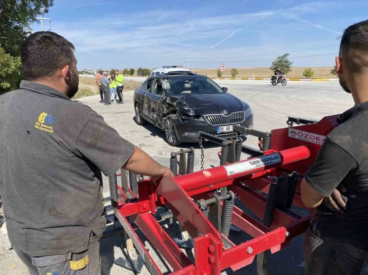 Otomobil, traktöre bağlı tarım aletine çarptı
