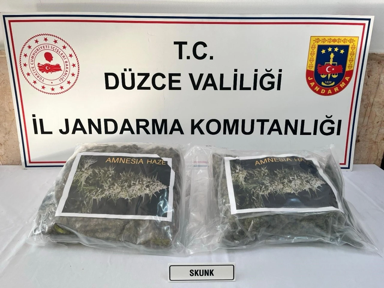 Otomobildeki valizin içinden uyuşturucu çıktı
