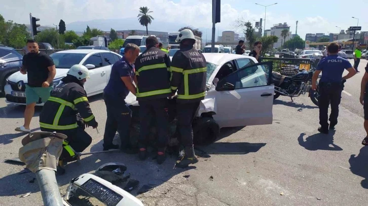 Otomobilin çarptığı motosiklet ve bisikletin sürücüleri yaralandı
