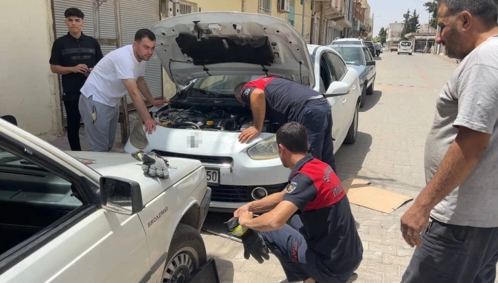 Otomobilin motor kısmına giren kedi kurtarıldı
