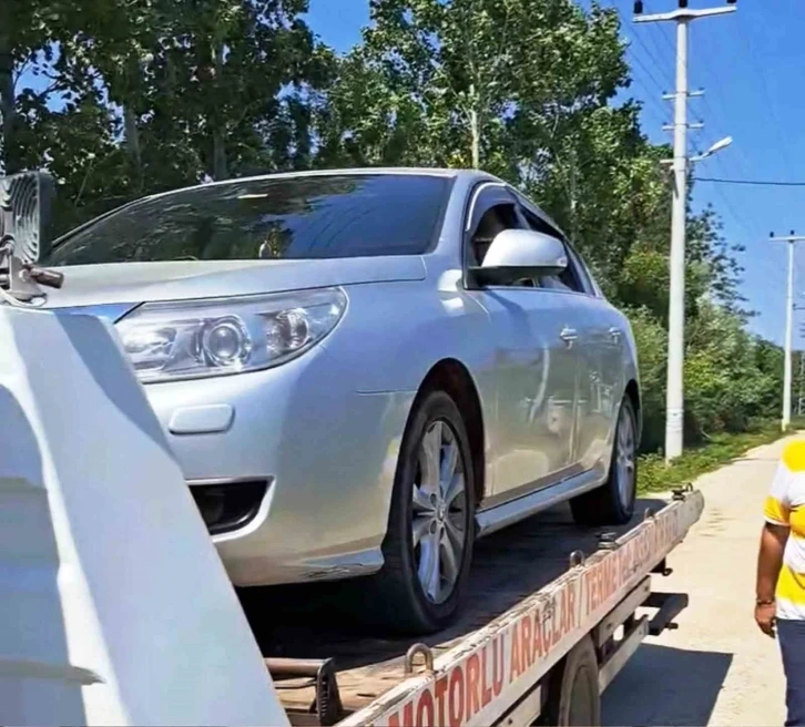 Otomobilin motoruna sıkışan kedi için seferber oldular
