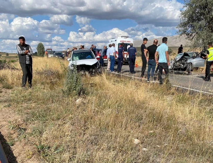 Otomobiller kafa kafaya çarpıştı: 2 ölü, 1 yaralı
