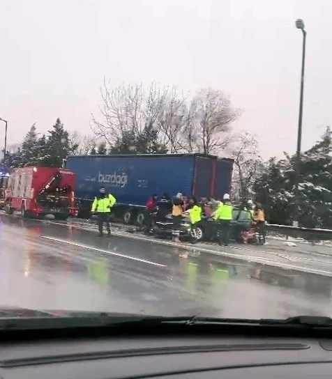 Otoyolda tırın altına giren otomobil kağıt gibi ezildi: 1 ölü, 3 yaralı
