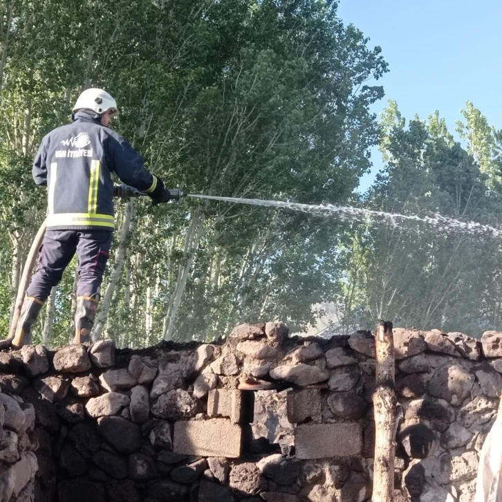 Özalp’te ahır, tandır evi ve odunluk yangını
