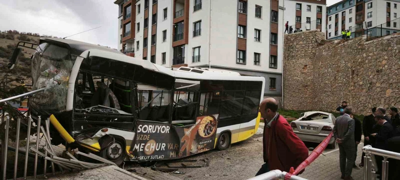 Özel halk otobüsü 10 metrelik istinat duvarından uçtu
