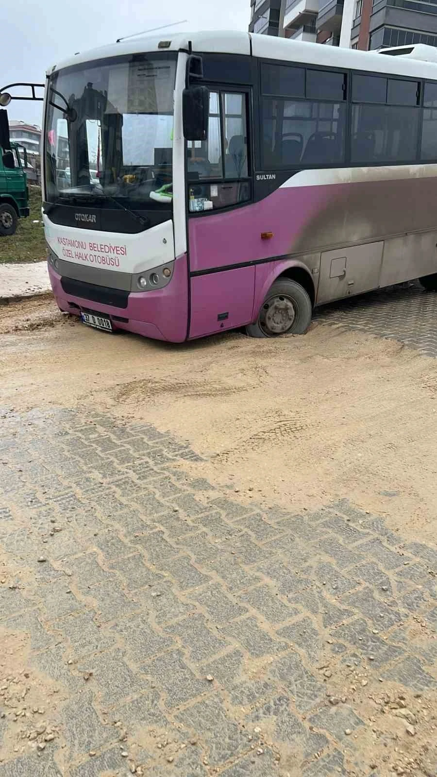 Özel halk otobüsü asfalt atılmayan caddede toprağa battı
