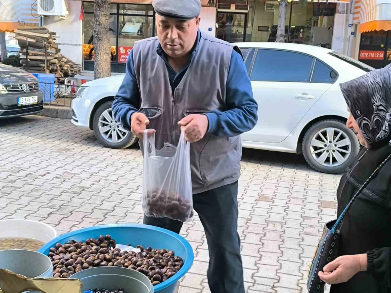 (ÖZEL) Kilosu 200 lirayı bulan kestane yine kış mevsiminin vazgeçilmezleri arasında
