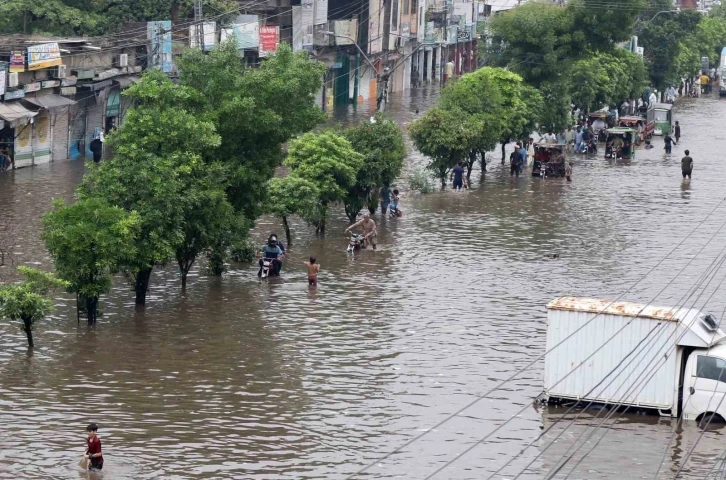 Pakistan’ın Lahor şehrinde 44 yılın yağış rekoru: 6 ölü
