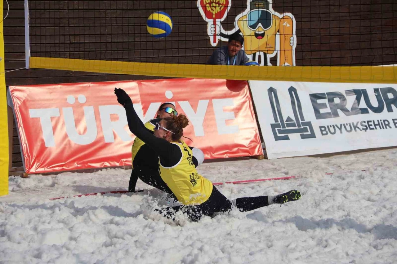 Palandöken Kayak Merkezi’nde kar voleybolu coşkusu
