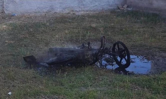 Park halindeki motosiklet yanarak hurdaya döndü
