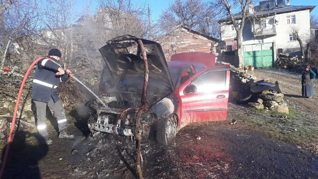 Park halindeki otomobilde çıkan yangın söndürüldü
