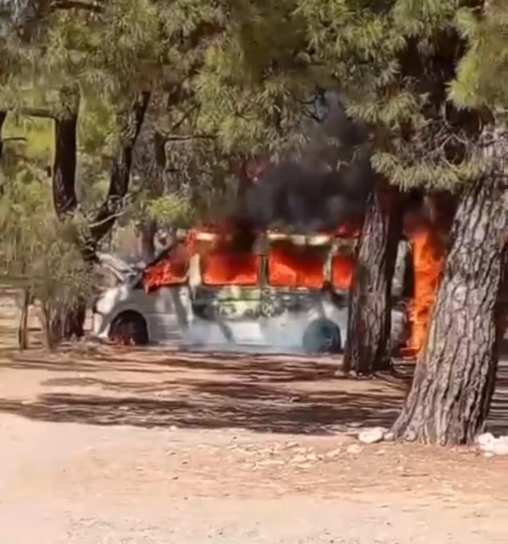 Park halindeki tur minibüsü alev alev yandı
