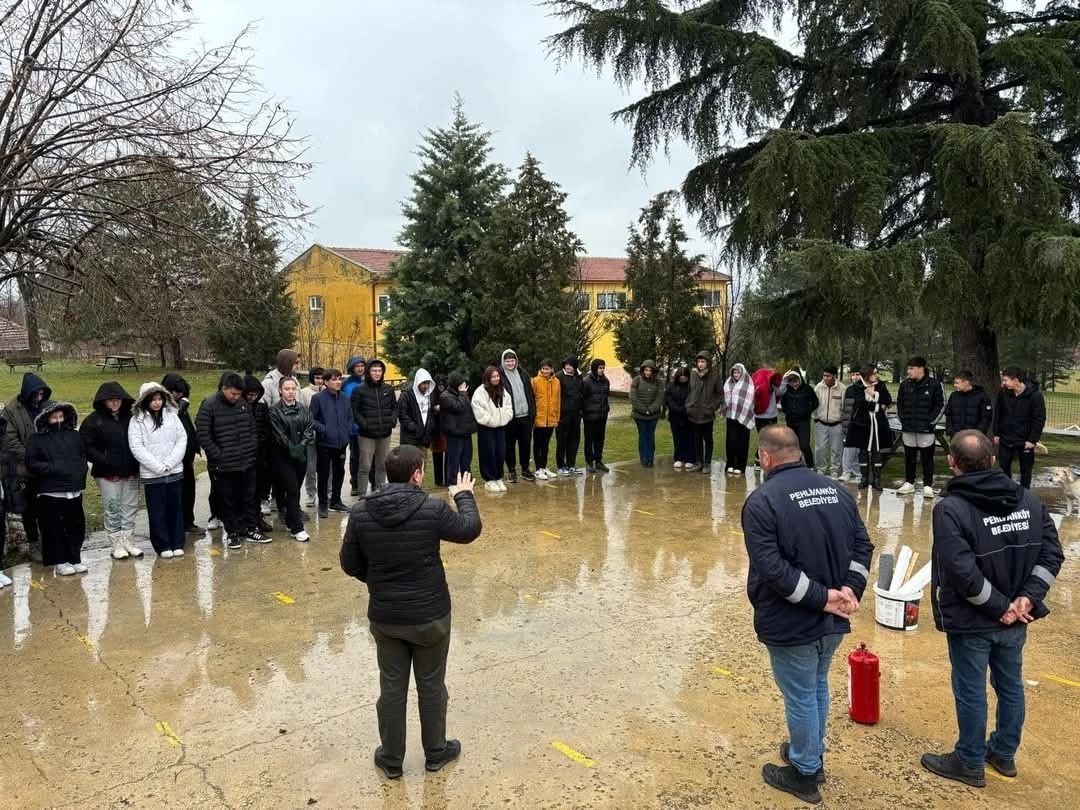 Pehlivanköy’de lise öğrencilerine yangın tatbikatı eğitimi
