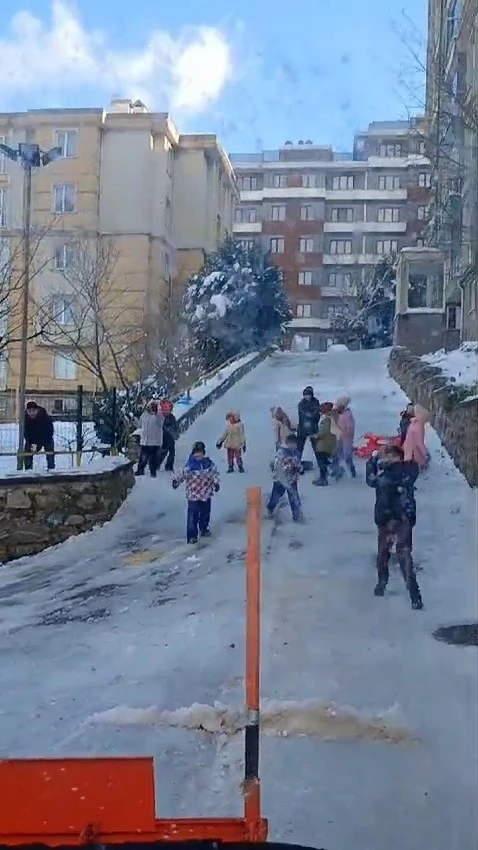 Pendik’te karın temizlenmesini istemeyen çocuklar kar küreme aracını kar topu ile püskürttü
