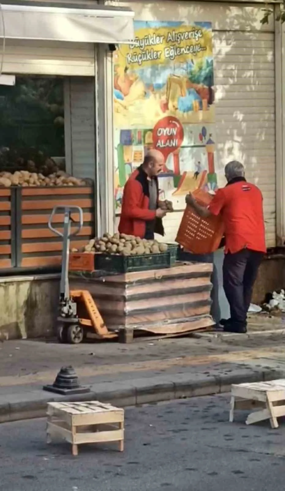 Pendik’te kasa kasa patatesi çöpe döktüler
