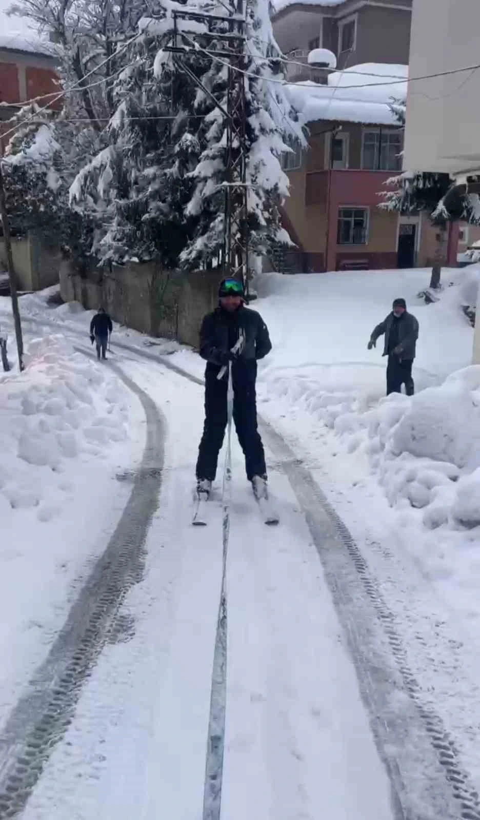 Pikabın arkasına bağladığı iple mahalle arasında kayak yaptı
