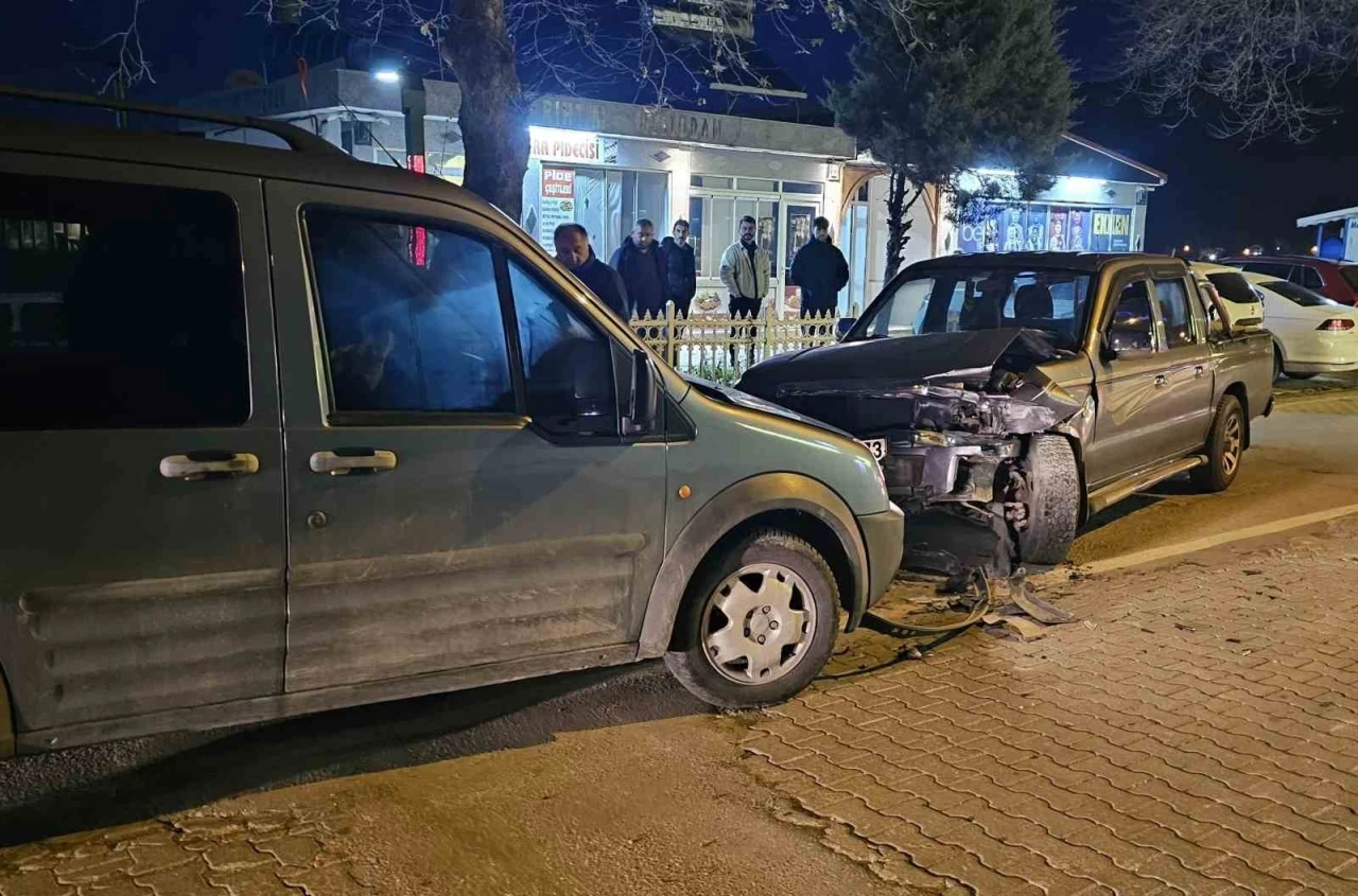 Pikap ile hafif ticari araç kafa kafaya çarpıştı: Sürücüler burnu bile kanamadan kurtuldu
