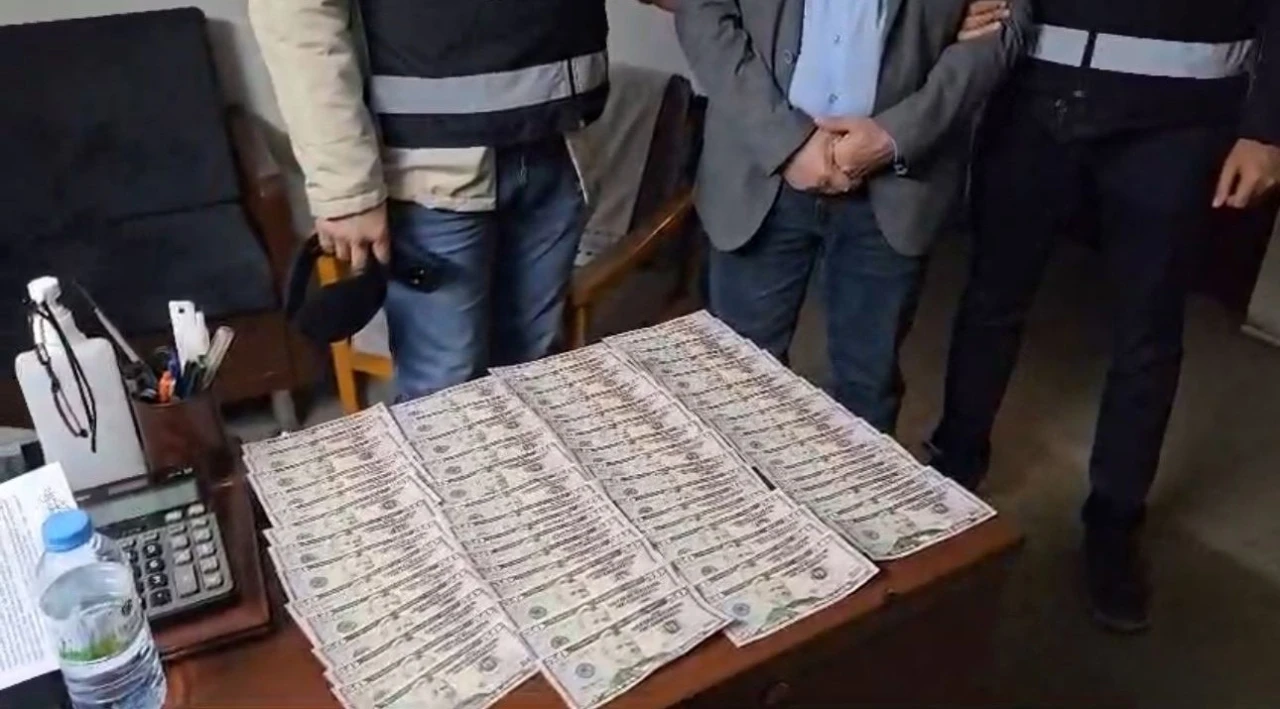 Piyasaya sahte ’50 ve 100’lük ABD Doları banknotu sokan 4 şüpheli yakalandı
