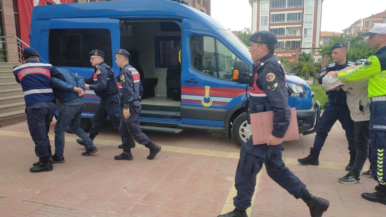 Piyasaya sürecekleri sentetik ecza haplarla yakalanan 2 şahıs tutuklandı
