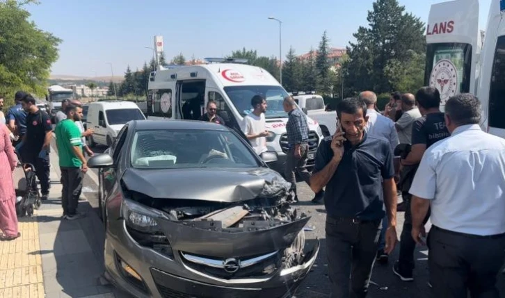 Polatlı’da yakınının cenazesine giden otomobille hafif ticari araç çarpıştı: 5 yaralı
