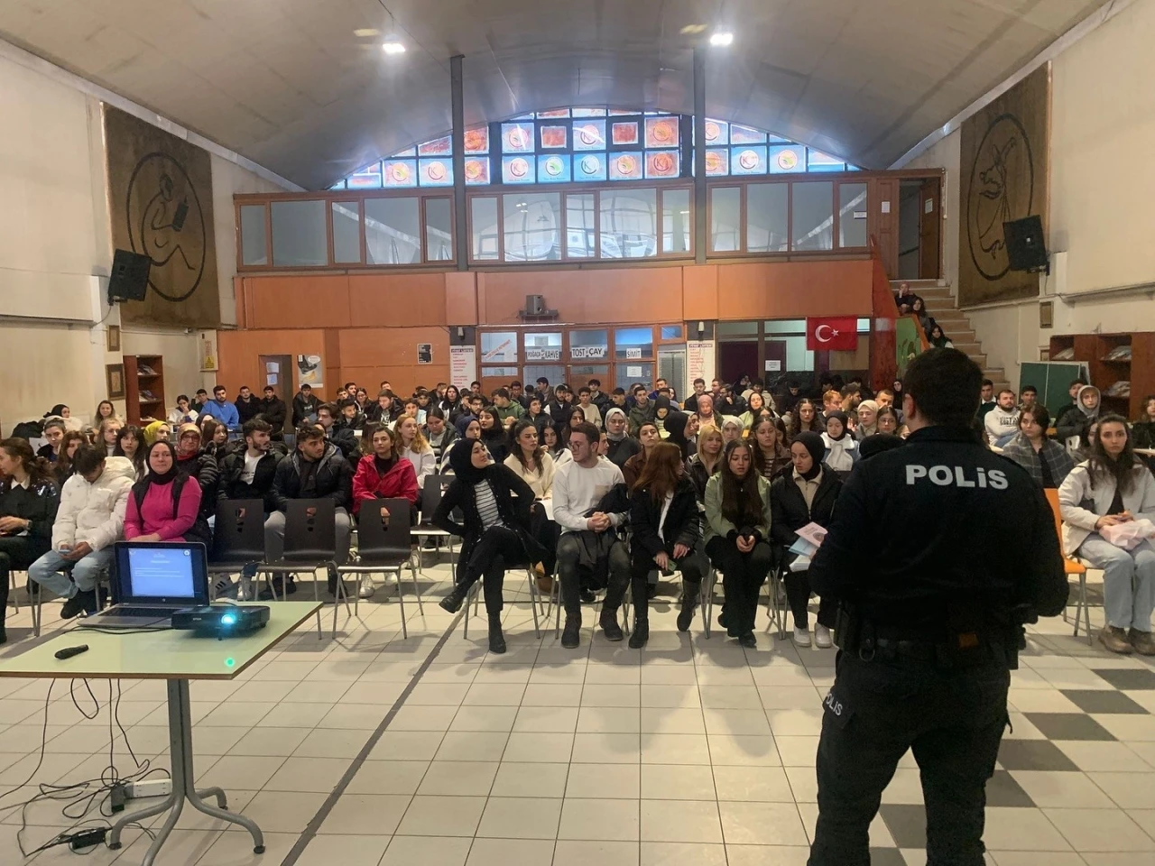 Polis bu sefer üniversite öğrencilerini bilgilendirdi
