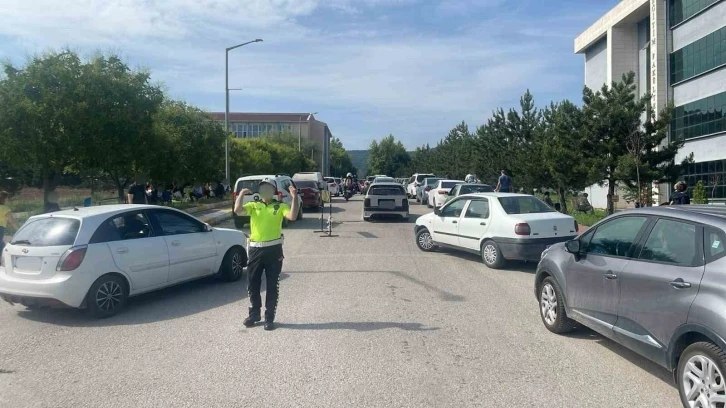 Polis ekipleri 9 öğrenciyi sınava yetiştirdi
