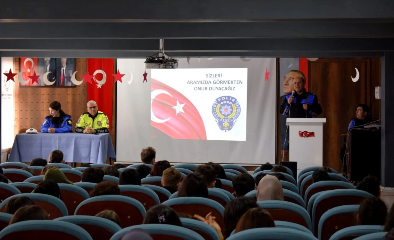 Polis ekipleri öğrencileri bilgilendirdi
