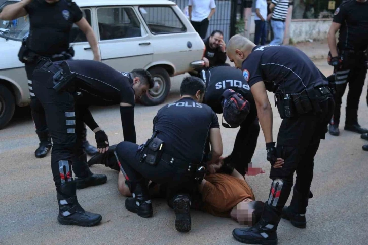 Polis ekiplerine bıçakla saldıran şahıs bacağından vurularak etkisiz hale getirildi
