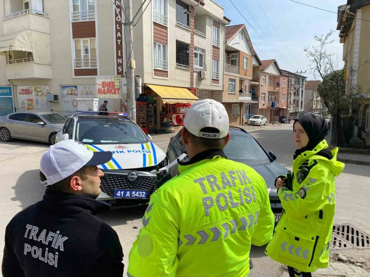 Polis otosu ile otomobil çarpıştı, şans eseri yaralan olmadı
