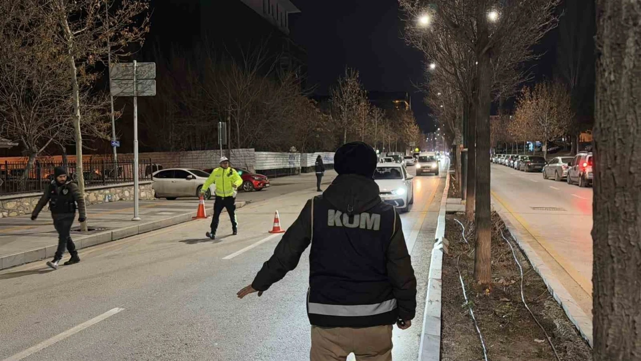 Polis yol uygulamasında kaçak alkol ve uyuşturucu ele geçirdi
