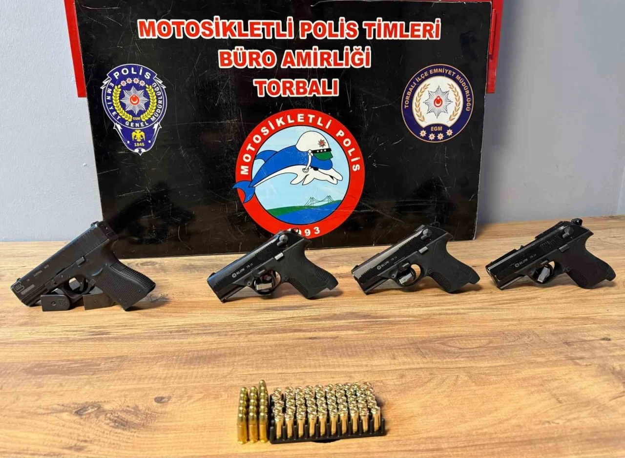 Polisi görünce tarlaya attığı çuvaldan 4 tabanca çıktı
