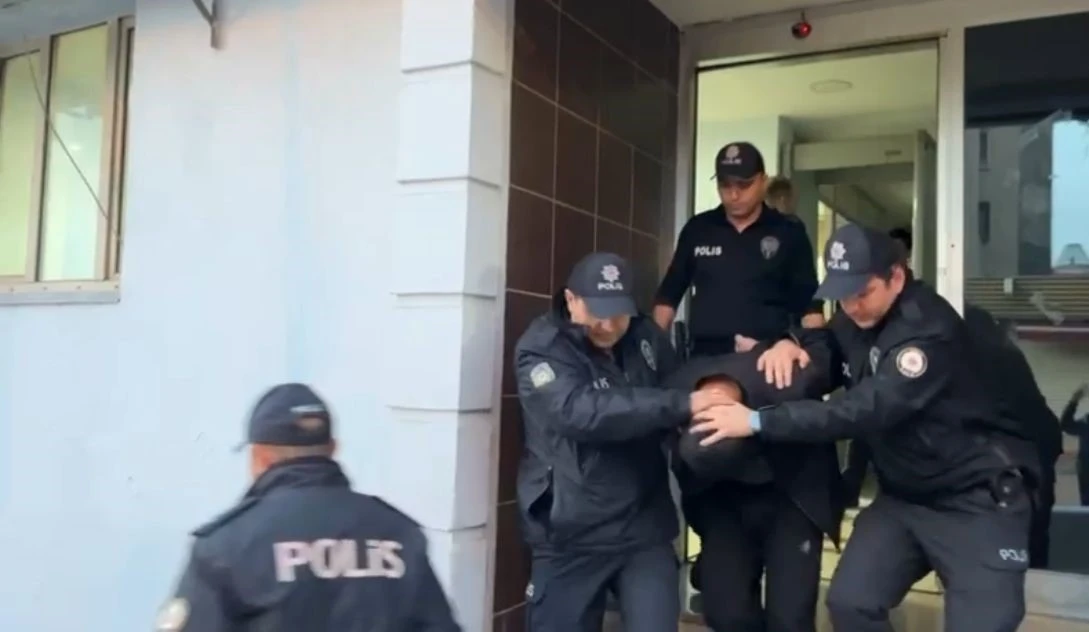 Polisin baskın düzenlediği evde silah, tarihi eser, uyuşturucu ele geçirildi
