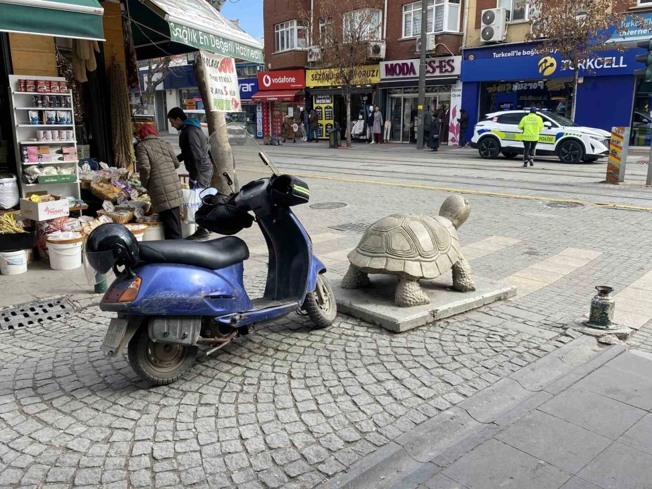 Polisin denetim yaptığı yere motosikletini hatalı park etti, cezayı yedi
