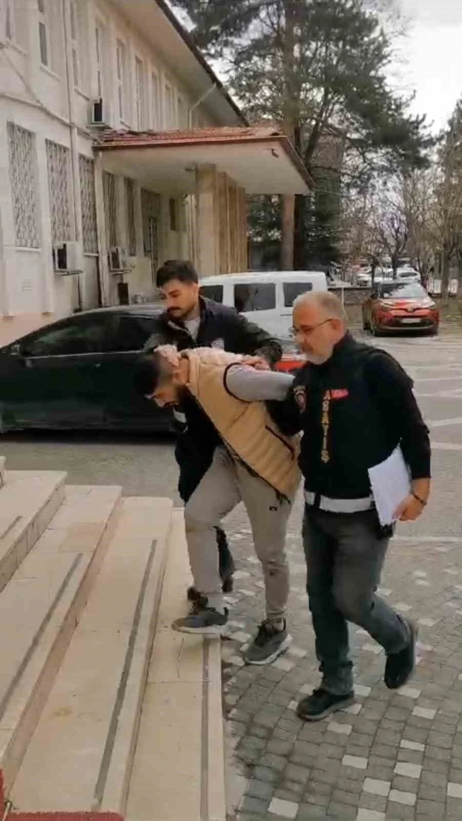 Polisin dur ihtarına uymayan aranan şahıs cezaevine gönderildi
