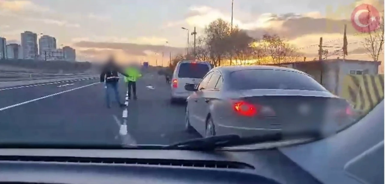 Polisin durdurduğu araçtan 20 ruhsatsız silah çıktı
